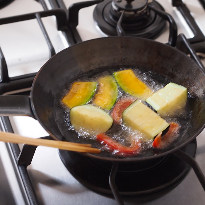 【いろはに千鳥でご紹介！】【公式】【プロキッチンオリジナル】山田工業所　鉄打出　ちょこっとフライパン　18cm（2.3mm）　空焚き済み　/　